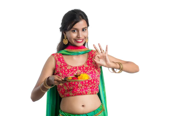 Piękne Indyjskie Młoda Dziewczyna Gospodarstwa Pooja Thali Lub Wykonywania Kultu — Zdjęcie stockowe