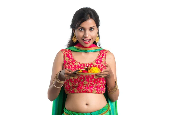 Hermosa Joven India Sosteniendo Pooja Thali Realizando Adoración Sobre Fondo —  Fotos de Stock