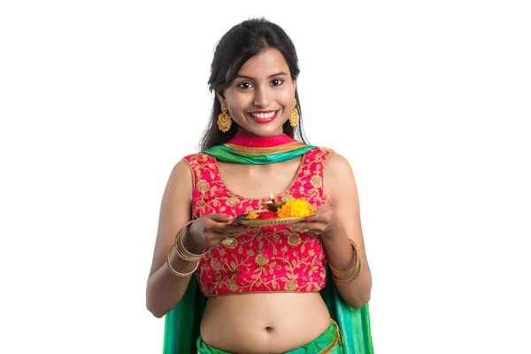 Güzel Hintli Genç Kız Elinde Pooja Thali Tutarken Beyaz Bir — Stok fotoğraf