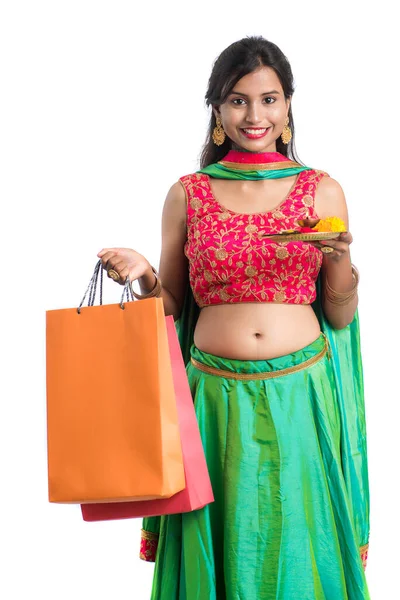 Mooi Indiaas Jong Meisje Houden Poseren Met Boodschappentassen Pooja Thali — Stockfoto