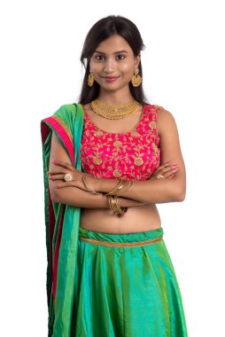 Güzel Hintli geleneksel kız beyaz arka planda poz veriyor..