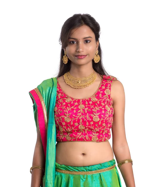 Belle Fille Traditionnelle Indienne Posant Sur Fond Blanc — Photo