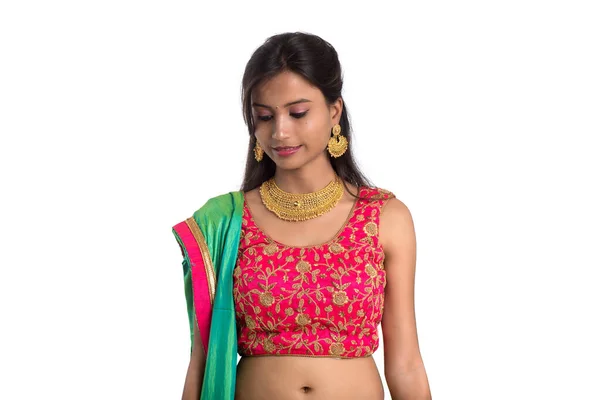 漂亮的印度传统女孩在白色背景上摆姿势 — 图库照片