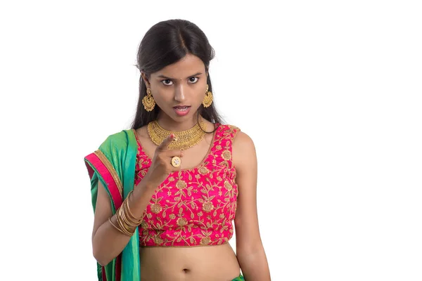 美しいですインドの伝統的な女の子ポーズ上の白い背景 — ストック写真