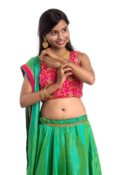 Belle Fille Traditionnelle Indienne Posant Sur Fond Blanc — Photo