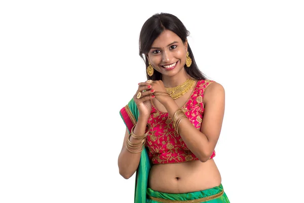 Hermosa Chica Tradicional India Posando Sobre Fondo Blanco —  Fotos de Stock