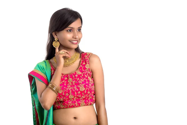 Hermosa Chica Tradicional India Posando Sobre Fondo Blanco —  Fotos de Stock
