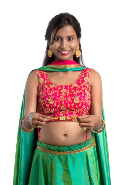 Mooi Meisje Toont Rakhi Ter Gelegenheid Van Raksha Bandhan Een — Stockfoto