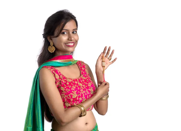 Schönes Mädchen Das Rakhi Anlässlich Des Raksha Bandhan Auf Weißem — Stockfoto