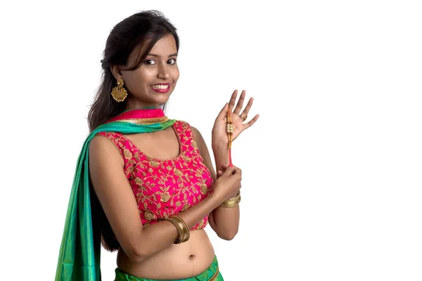 Όμορφο Κορίτσι Δείχνει Rakhi Την Ευκαιρία Της Raksha Bandhan Λευκό — Φωτογραφία Αρχείου