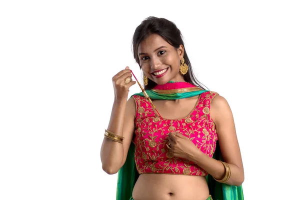 Schönes Mädchen Das Rakhi Anlässlich Des Raksha Bandhan Auf Weißem — Stockfoto