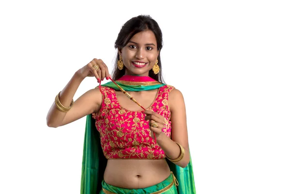 Bella Ragazza Che Mostra Rakhi Occasione Raksha Bandhan Uno Sfondo — Foto Stock