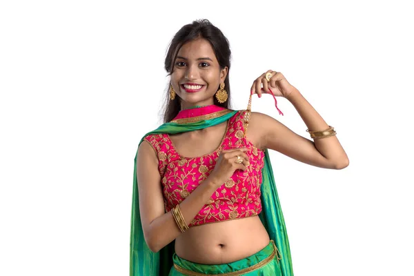 Hermosa Chica Mostrando Rakhi Ocasión Raksha Bandhan Sobre Fondo Blanco — Foto de Stock