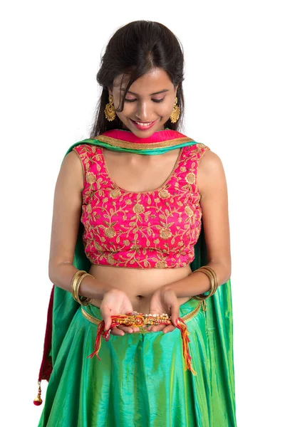 Bella Ragazza Che Mostra Rakhi Occasione Raksha Bandhan Uno Sfondo — Foto Stock