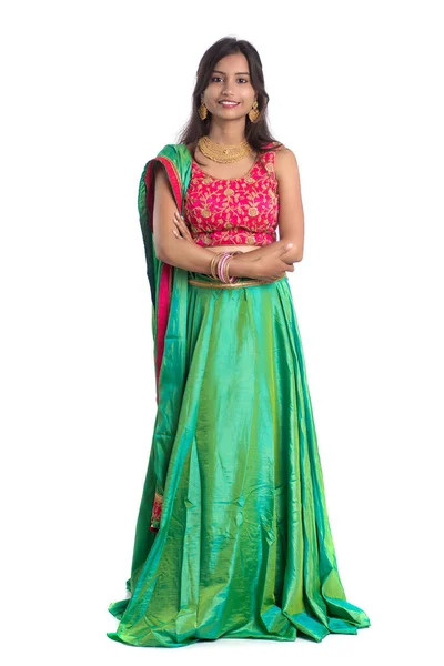 Vacker Indisk Traditionell Flicka Poserar Vit Bakgrund — Stockfoto