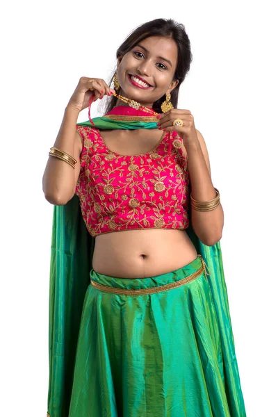 Gyönyörű Lány Mutatja Rakhi Alkalmából Raksha Bandhan Fehér Alapon Rakhi — Stock Fotó