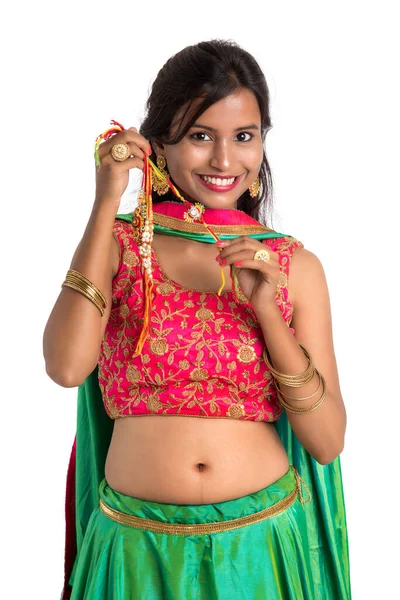 Piękna Dziewczyna Pokazując Rakhi Przy Okazji Raksha Bandhan Białym Tle — Zdjęcie stockowe