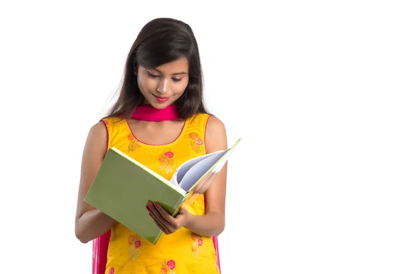 Gadis Cantik Memegang Buku Dan Berpose Latar Belakang Putih — Stok Foto