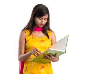 Elinde kitapla beyaz arka planda poz veren güzel bir genç kız.