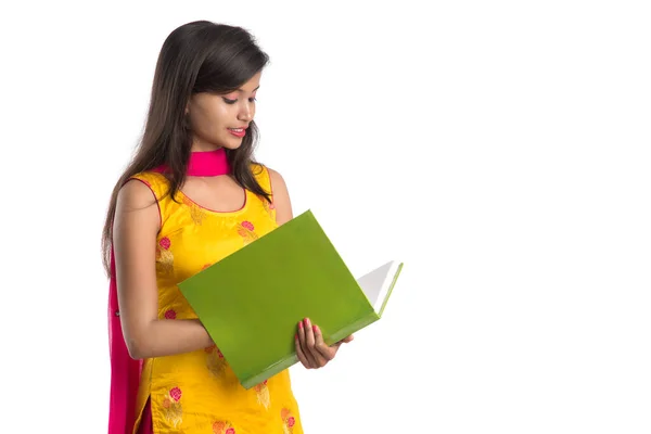 Guapa Joven Sosteniendo Libro Posando Sobre Fondo Blanco — Foto de Stock