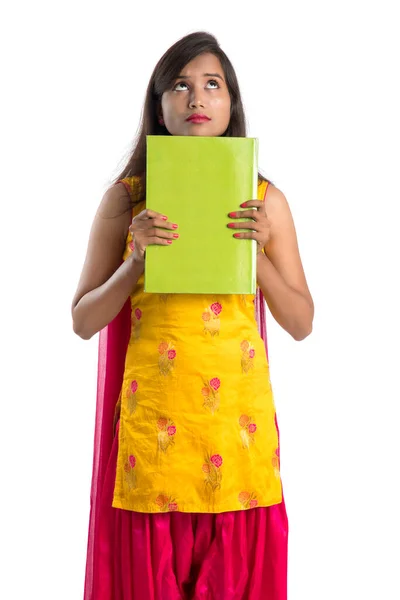 Όμορφη Νεαρή Κοπέλα Κρατώντας Βιβλίο Και Ποζάροντας Λευκό Φόντο — Φωτογραφία Αρχείου