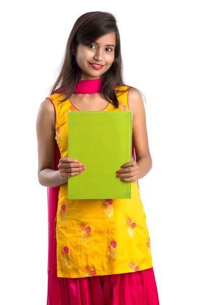 Guapa Joven Sosteniendo Libro Posando Sobre Fondo Blanco — Foto de Stock