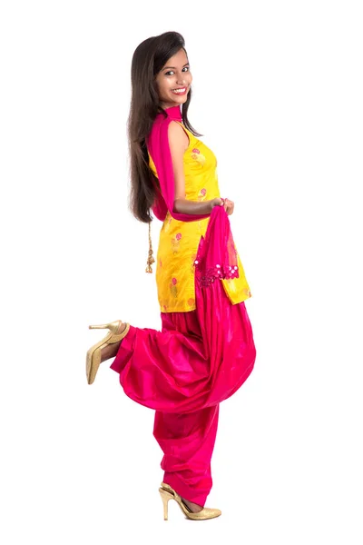 Όμορφη Ινδική Παραδοσιακή Κοπέλα Ποζάρουν Λευκό Φόντο — Φωτογραφία Αρχείου