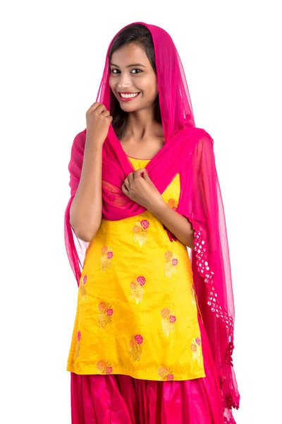 Mooie Indiase Traditionele Meisje Poseren Witte Achtergrond — Stockfoto