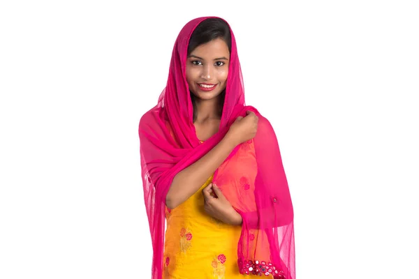 Hermosa Chica Tradicional India Posando Sobre Fondo Blanco — Foto de Stock