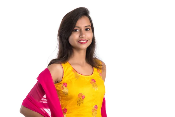 Schöne Indische Traditionelle Mädchen Posiert Auf Weißem Hintergrund — Stockfoto