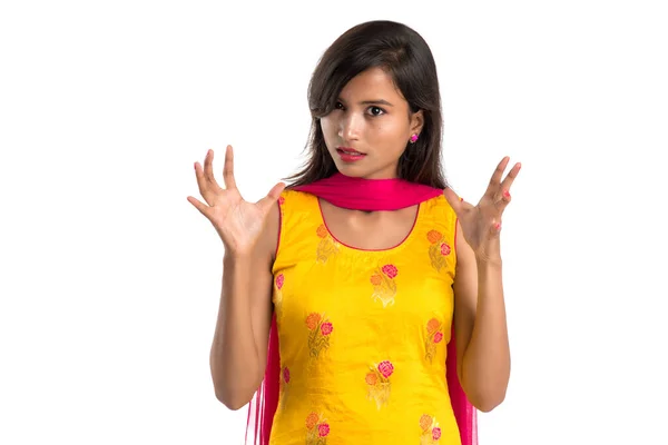 Retrato Uma Menina Bonita Mostrando Sinal Parada Com Palmas Isoladas — Fotografia de Stock