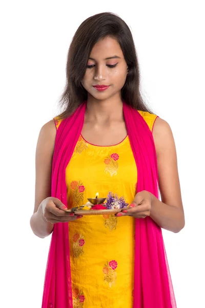 Mooi Indisch Jong Meisje Holding Pooja Thali Het Uitvoeren Van — Stockfoto