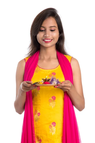 Mooi Indisch Jong Meisje Holding Pooja Thali Het Uitvoeren Van — Stockfoto