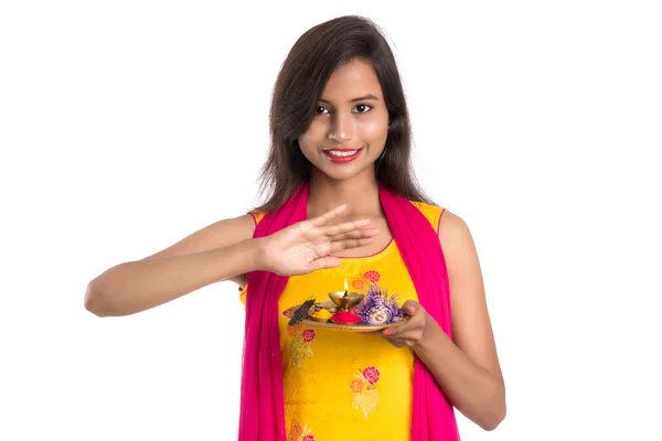 Menina Indiana Bonita Segurando Pooja Thali Realizando Adoração Fundo Branco — Fotografia de Stock