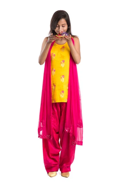 Krásná Indická Mladá Dívka Drží Pooja Thali Nebo Provádění Uctívání — Stock fotografie