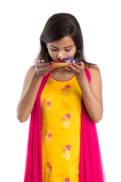 Menina Indiana Bonita Segurando Pooja Thali Realizando Adoração Fundo Branco — Fotografia de Stock