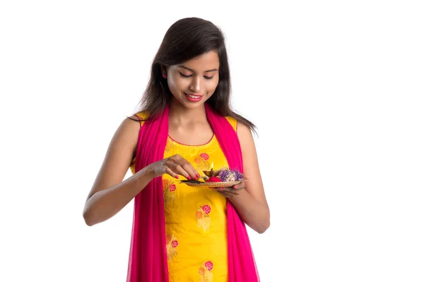 Красивая Индийская Молодая Девушка Держащая Пуджа Тали Совершающая Богослужения Белом — стоковое фото