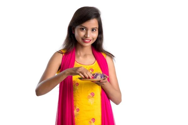 Belle Jeune Fille Indienne Tenant Pooja Thali Accomplissant Culte Sur — Photo