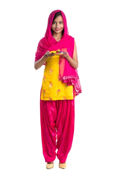 Piękne Indyjskie Młoda Dziewczyna Gospodarstwa Pooja Thali Lub Wykonywania Kultu — Zdjęcie stockowe