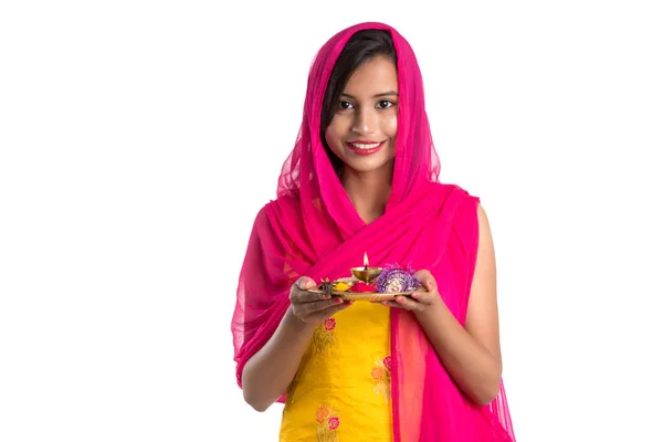 Menina Indiana Bonita Segurando Pooja Thali Realizando Adoração Fundo Branco — Fotografia de Stock