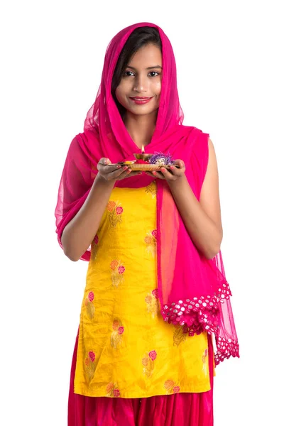 Όμορφη Ινδική Νεαρή Κοπέλα Κρατώντας Pooja Thali Την Εκτέλεση Λατρεία — Φωτογραφία Αρχείου