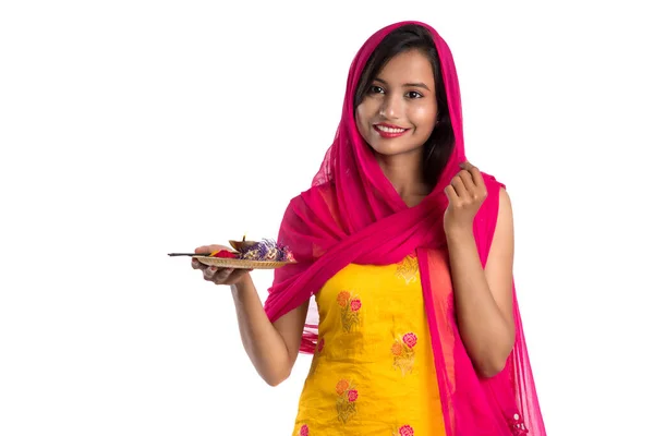 Menina Indiana Bonita Segurando Pooja Thali Realizando Adoração Fundo Branco — Fotografia de Stock