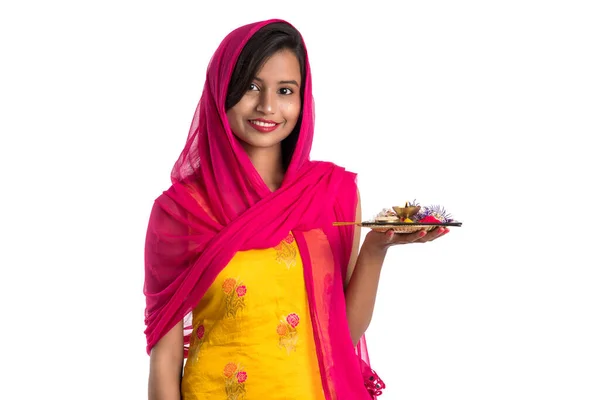 Menina Indiana Bonita Segurando Pooja Thali Realizando Adoração Fundo Branco — Fotografia de Stock