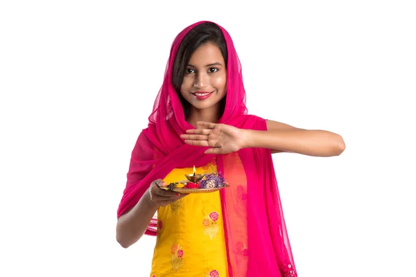 Menina Indiana Bonita Segurando Pooja Thali Realizando Adoração Fundo Branco — Fotografia de Stock