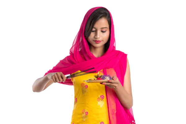 Menina Indiana Bonita Segurando Pooja Thali Realizando Adoração Fundo Branco — Fotografia de Stock