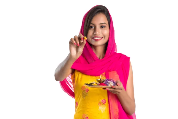 Красива Індійська Дівчина Яка Тримає Пооджу Талі Або Виконує Богослужіння — стокове фото