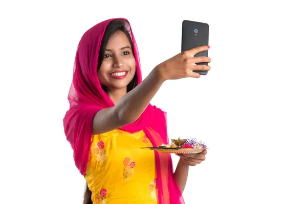 Belle Jeune Fille Heureuse Prenant Selfie Avec Pooja Thali Utilisant — Photo