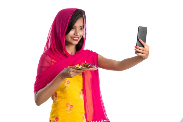 Menina Feliz Bonita Tomando Selfie Com Pooja Thali Usando Telefone — Fotografia de Stock