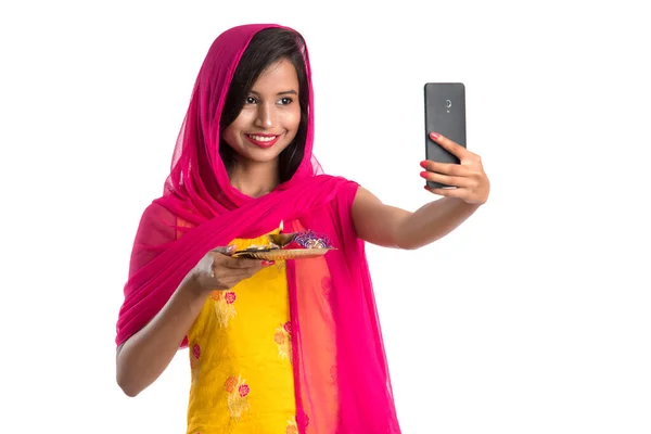 Bella Ragazza Felice Prendendo Selfie Con Pooja Thali Utilizzando Telefono — Foto Stock