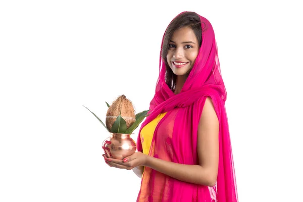 Indiaas Meisje Met Een Traditionele Koper Kalash Indian Festival Koper — Stockfoto